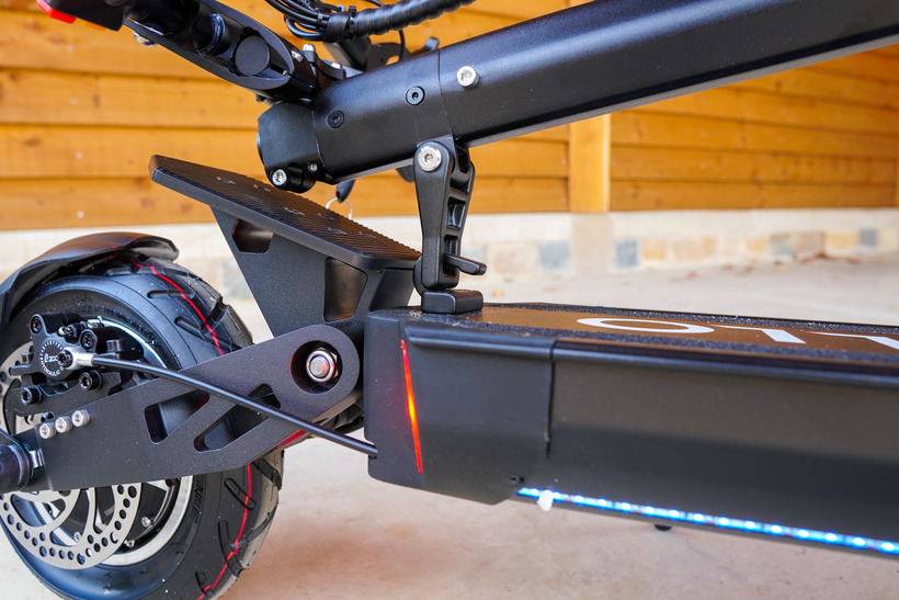 Apollo Ghost 2022 Handlebars Hooked into Deck