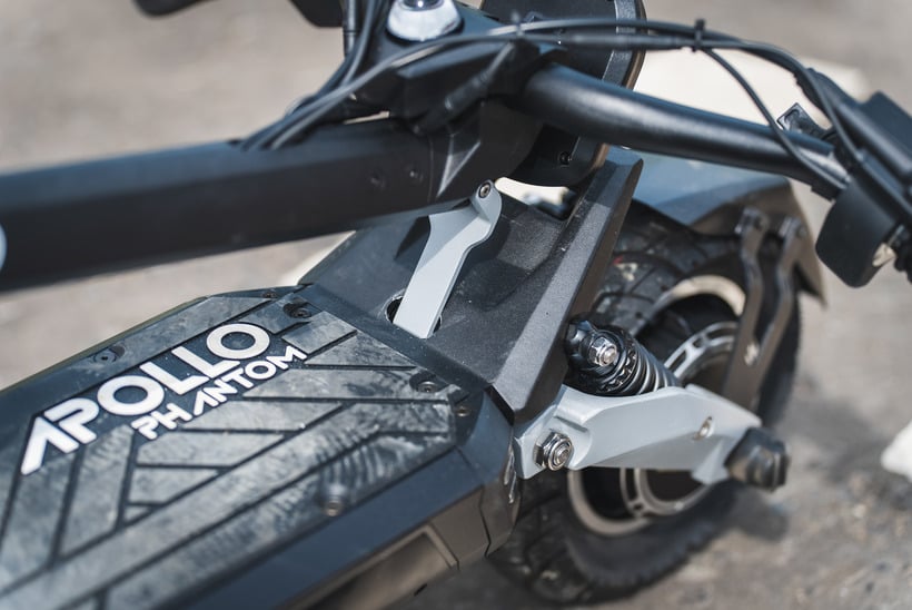Apollo Phantom V3 Handlebars Locked Into Deck