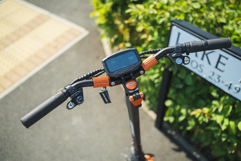 SPLACH Mukuta: An E-Scooter with Detachable Battery & Power Bank in On –  SPLACH Bike