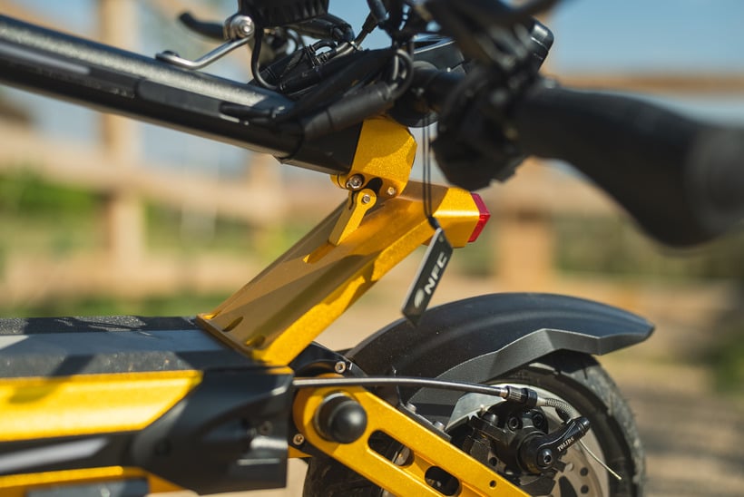 SPLACH Thunder Handlebars Hooked into Kickplate